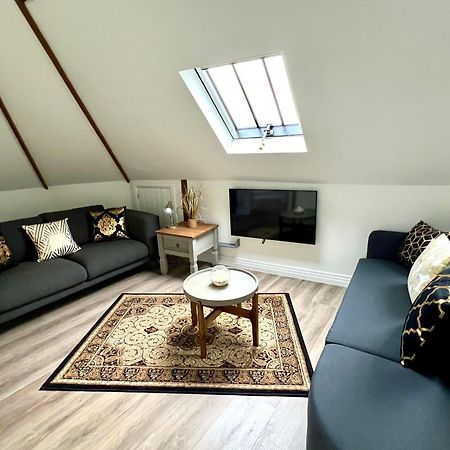 Glastonbury Secret Retreat - 1 Bd Split-Level Apt, Sleeps 3 Exterior photo