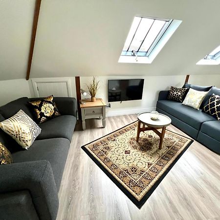 Glastonbury Secret Retreat - 1 Bd Split-Level Apt, Sleeps 3 Exterior photo