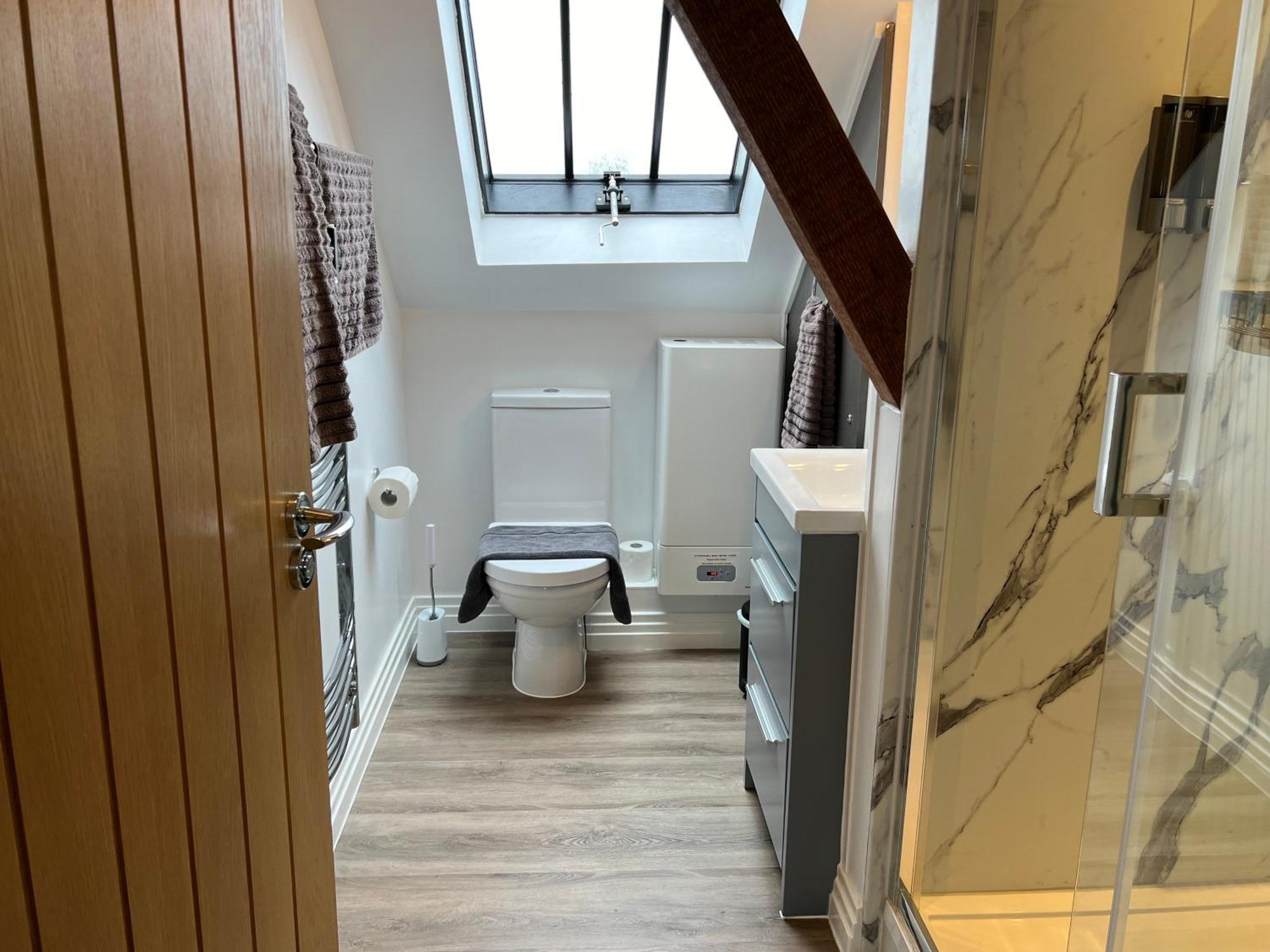 Glastonbury Secret Retreat - 1 Bd Split-Level Apt, Sleeps 3 Exterior photo