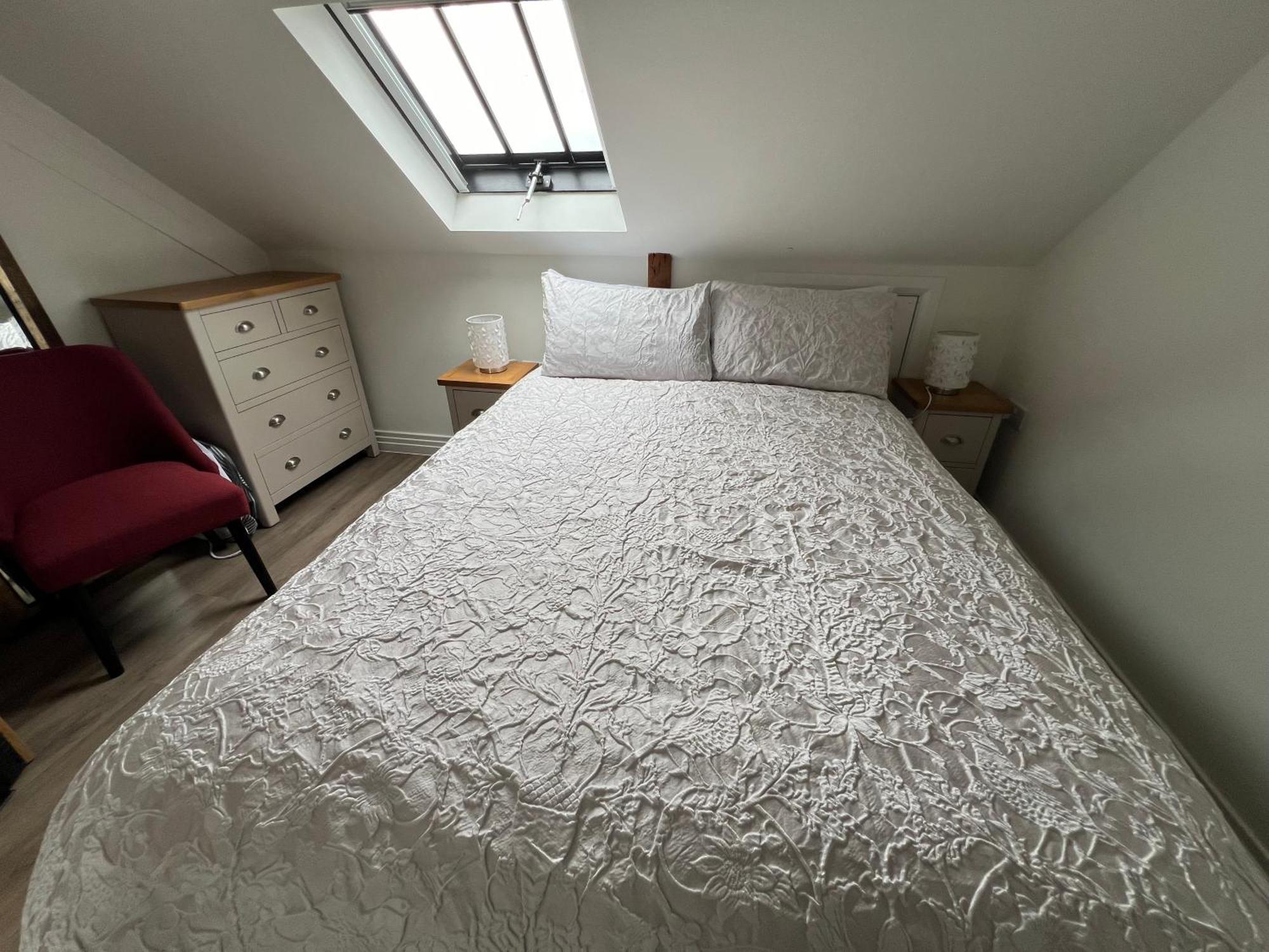 Glastonbury Secret Retreat - 1 Bd Split-Level Apt, Sleeps 3 Exterior photo