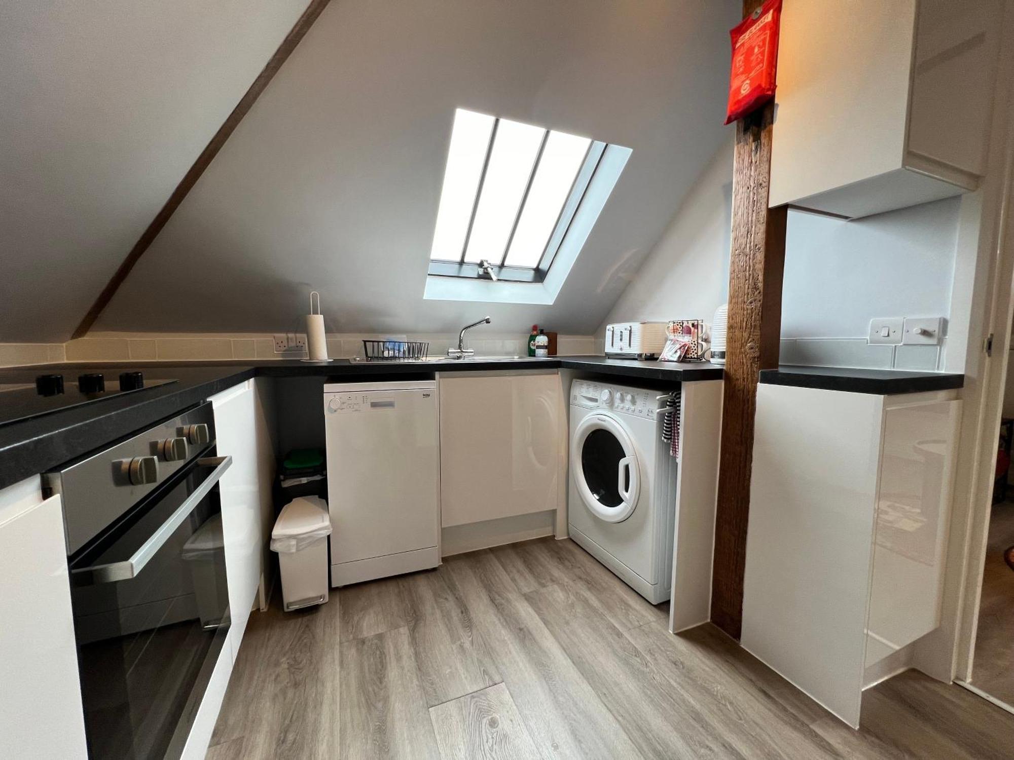 Glastonbury Secret Retreat - 1 Bd Split-Level Apt, Sleeps 3 Exterior photo