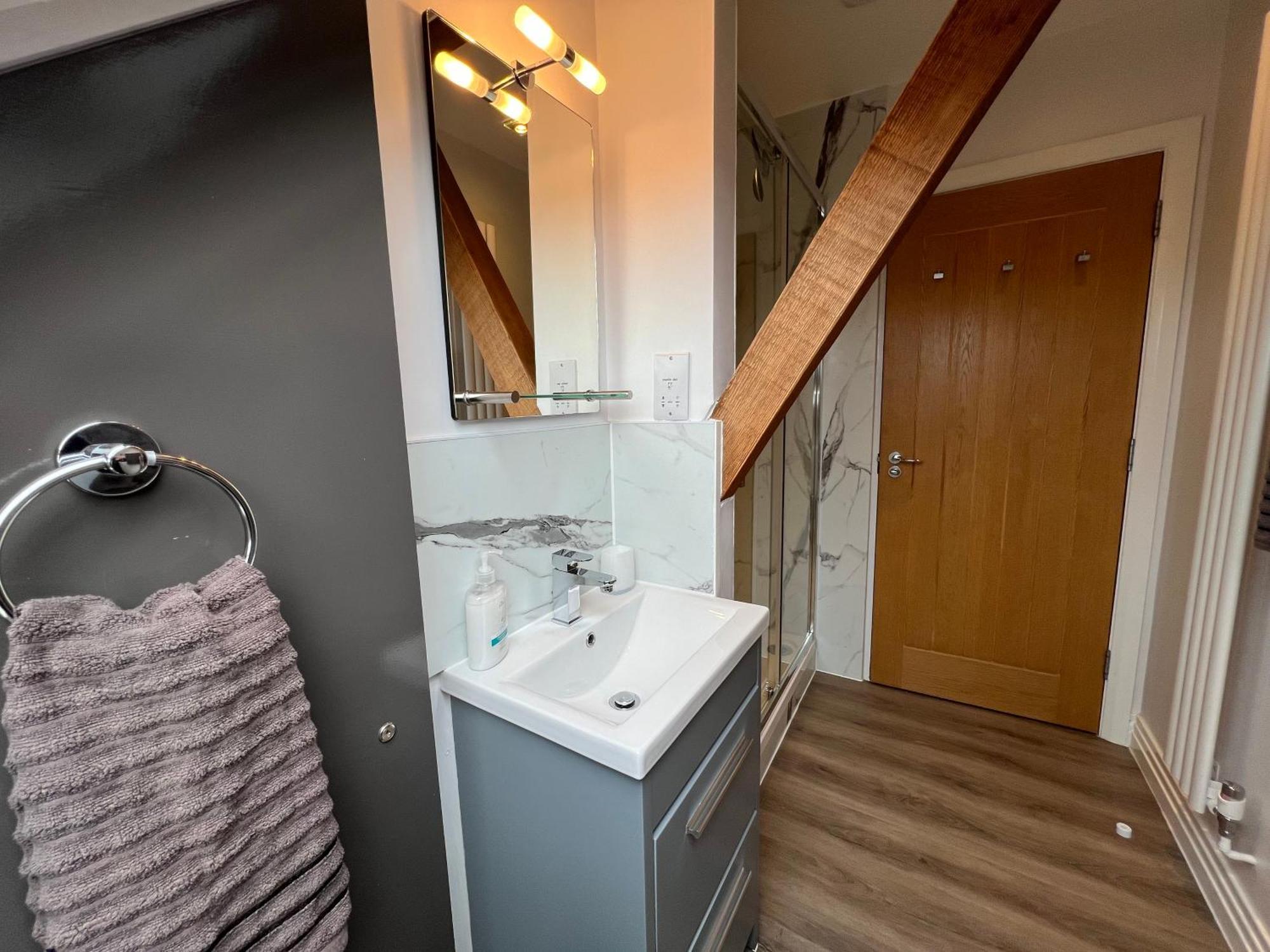 Glastonbury Secret Retreat - 1 Bd Split-Level Apt, Sleeps 3 Exterior photo