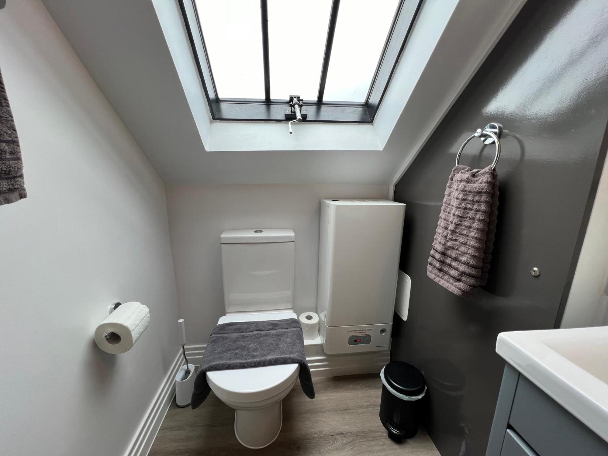 Glastonbury Secret Retreat - 1 Bd Split-Level Apt, Sleeps 3 Exterior photo