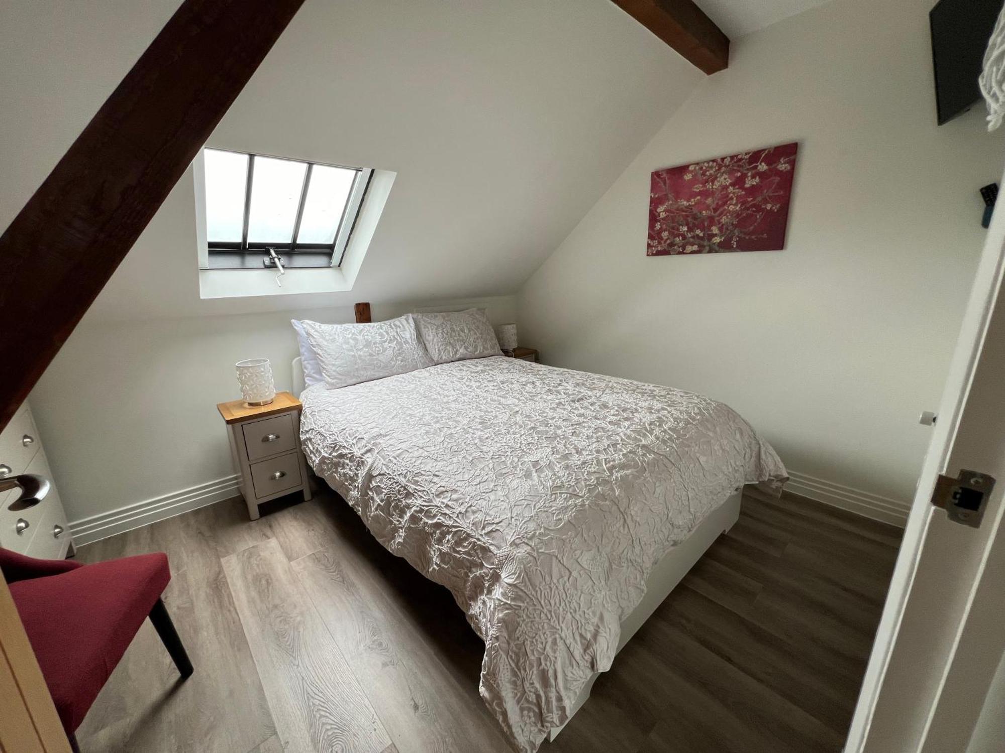 Glastonbury Secret Retreat - 1 Bd Split-Level Apt, Sleeps 3 Exterior photo