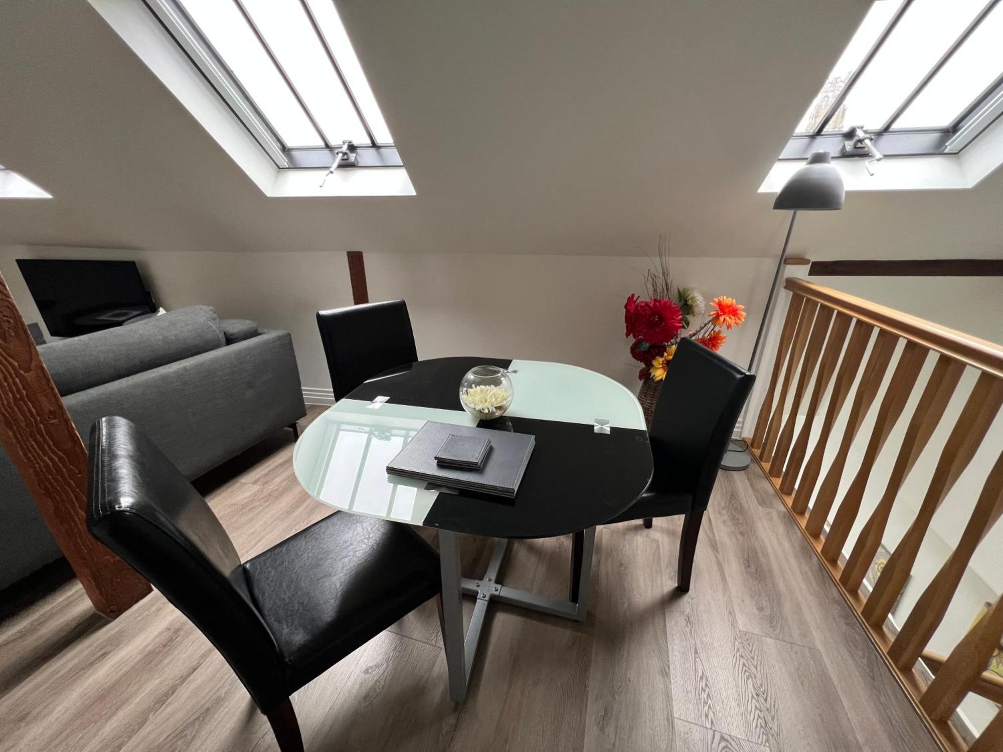 Glastonbury Secret Retreat - 1 Bd Split-Level Apt, Sleeps 3 Exterior photo