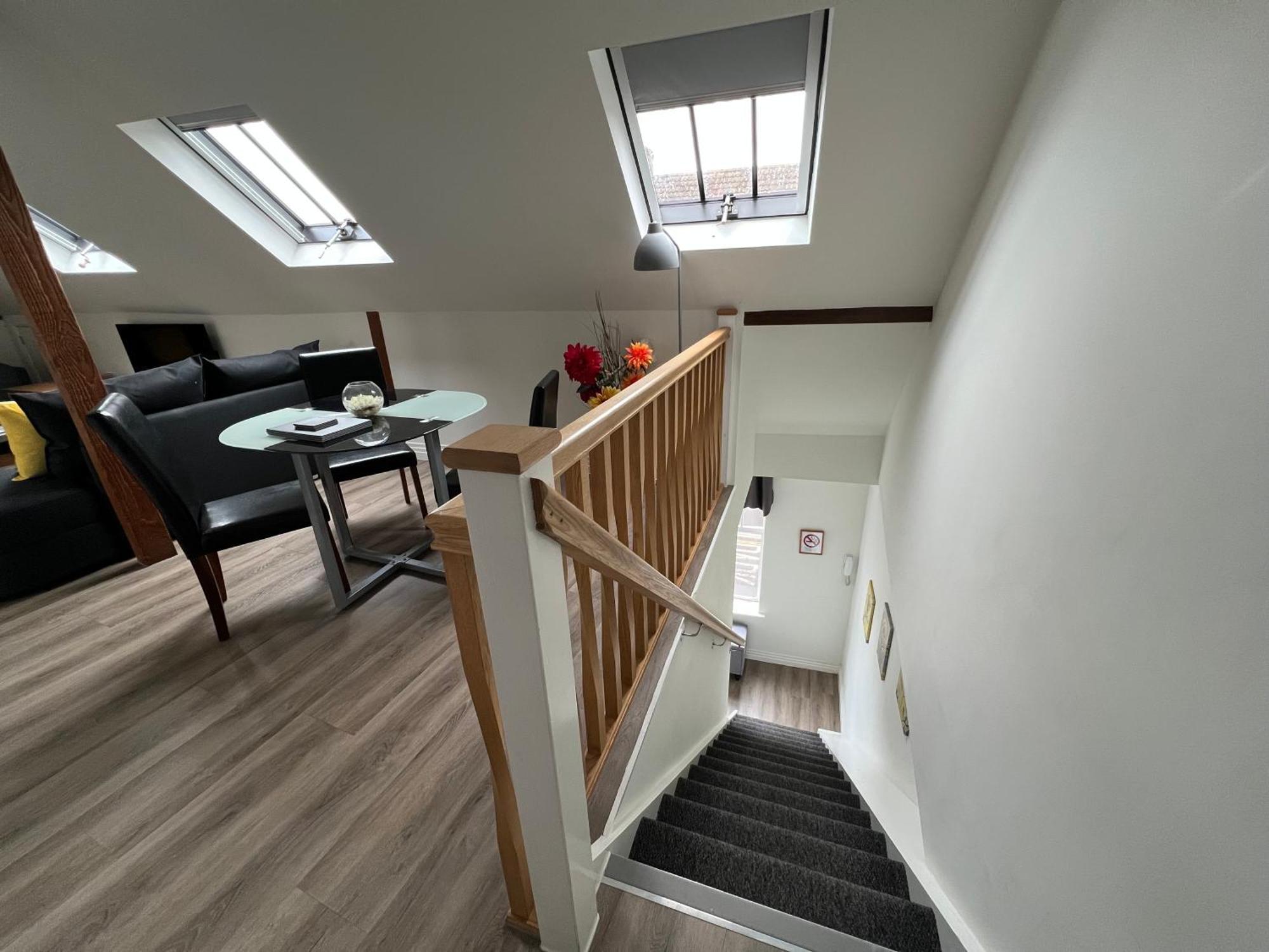 Glastonbury Secret Retreat - 1 Bd Split-Level Apt, Sleeps 3 Exterior photo