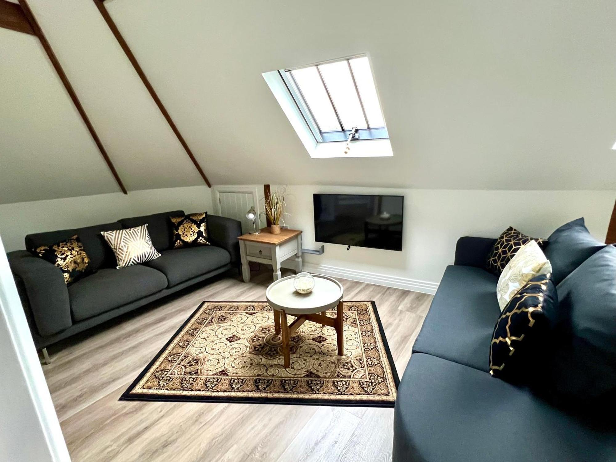 Glastonbury Secret Retreat - 1 Bd Split-Level Apt, Sleeps 3 Exterior photo