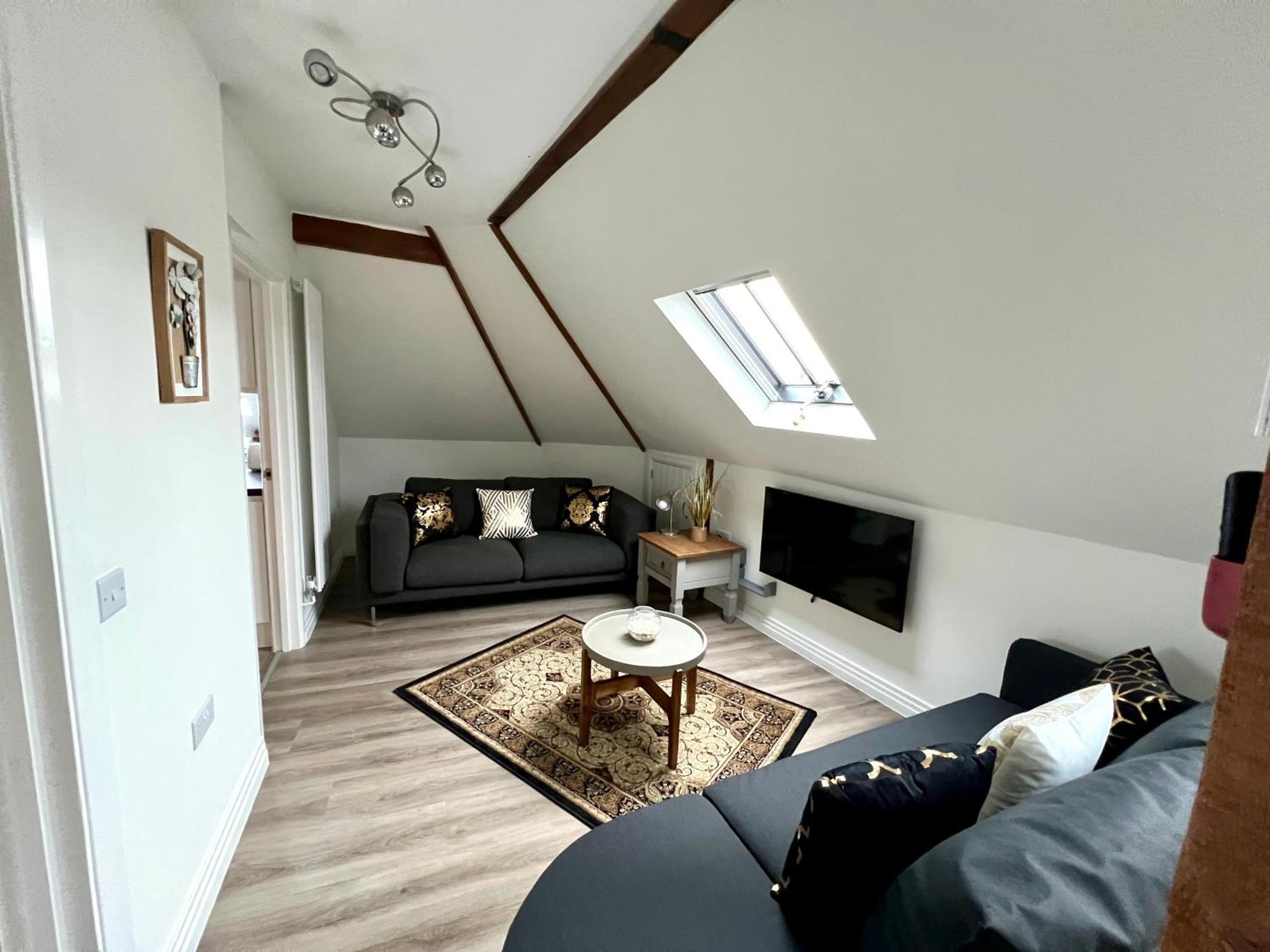 Glastonbury Secret Retreat - 1 Bd Split-Level Apt, Sleeps 3 Exterior photo