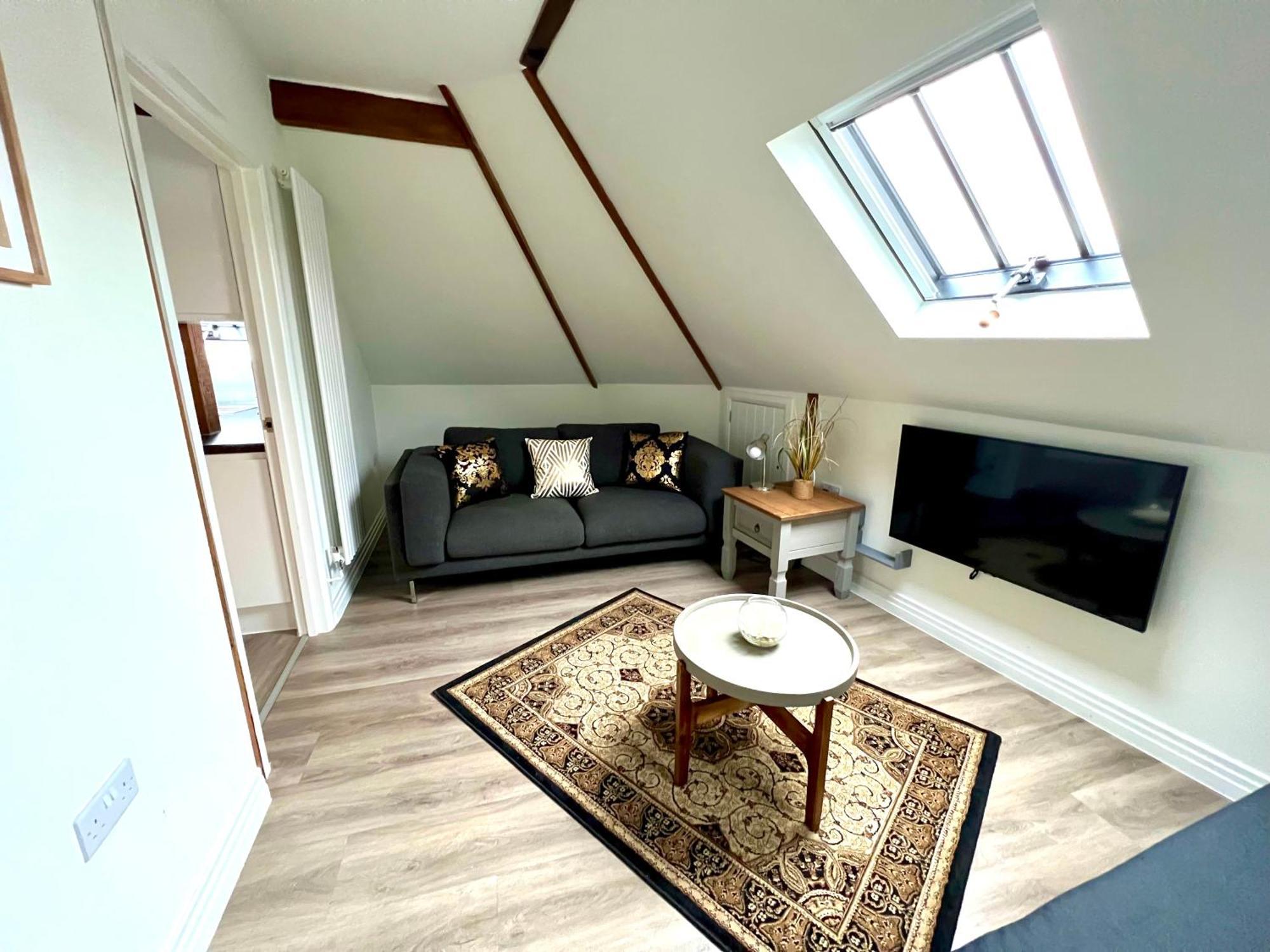 Glastonbury Secret Retreat - 1 Bd Split-Level Apt, Sleeps 3 Exterior photo